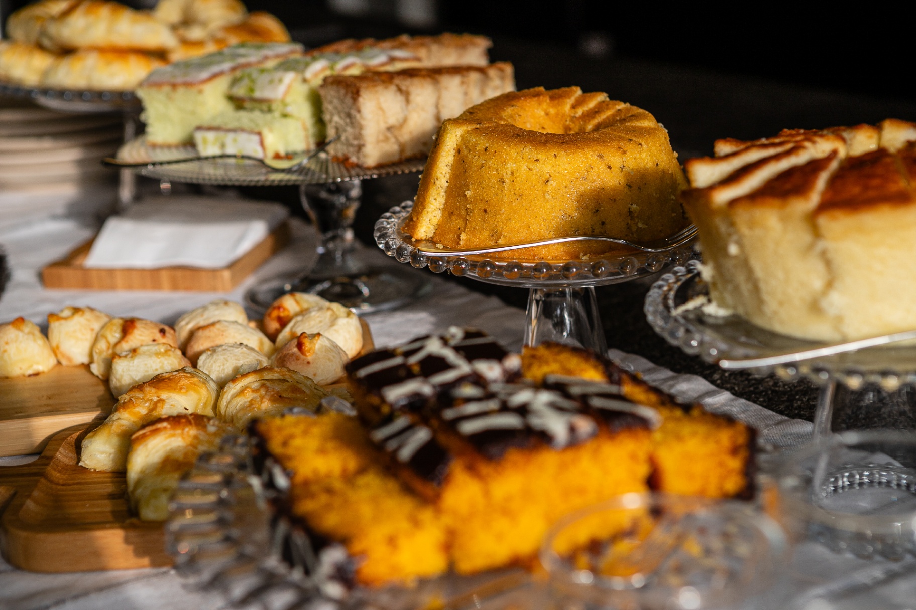 Gastronomia e sobremesas servidas em evento corporativo