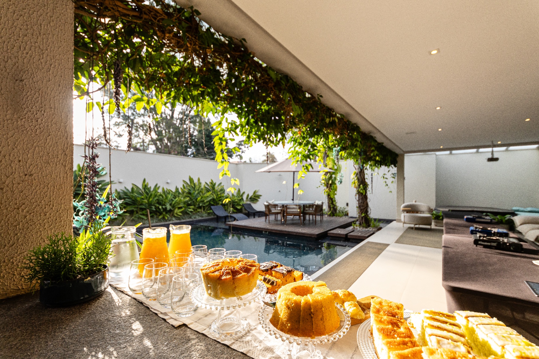 Mesa com gastronomia ao lado da piscina em ambiente premium