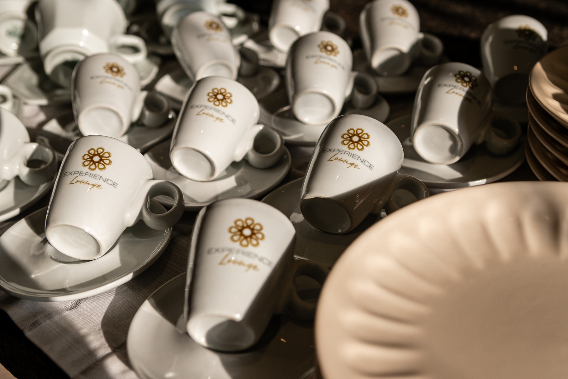 Detalhe de xícaras personalizadas Experience Lounge