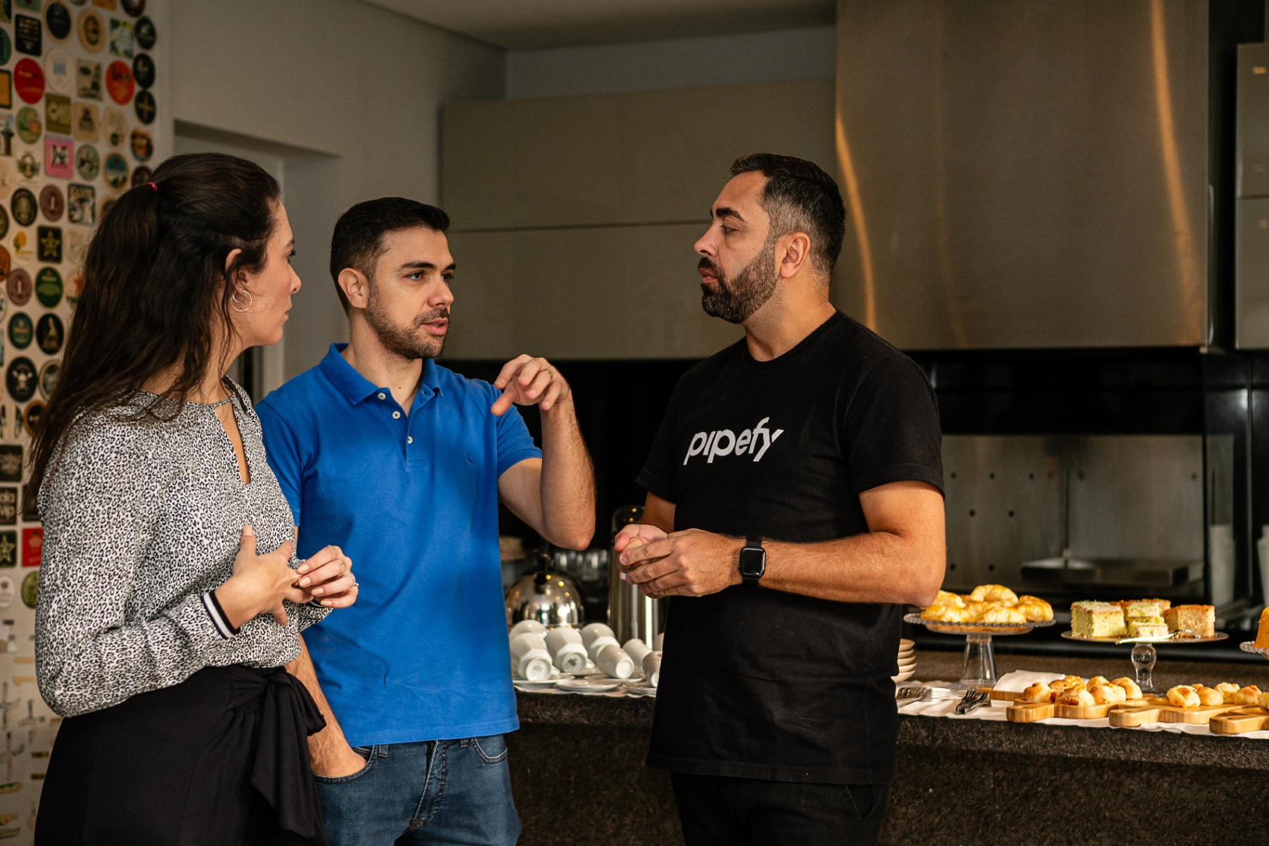 Executivos em conversa durante encontro corporativo